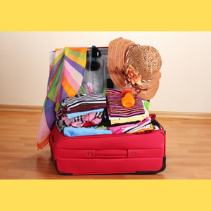 パックツアーのために鞄に詰め込んだ旅行グッズや着替えの服一式。